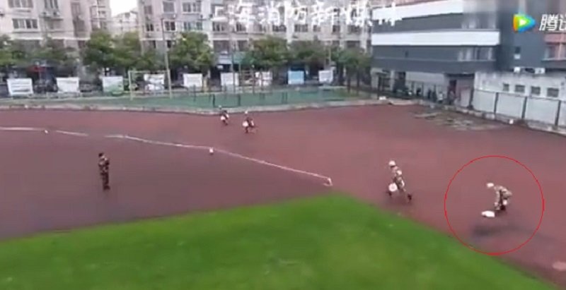 Linh cuu hoa ve nhat du bi nga khi thi chay hinh anh