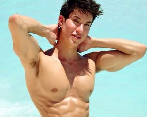 'Bup be Ken' khoe co bung 6 mui hinh anh