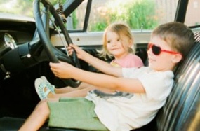 Cau be 8 tuoi tu lai oto di an hinh anh