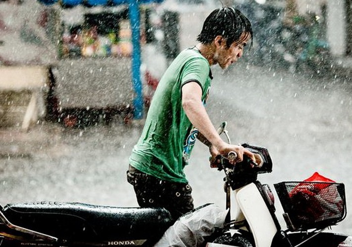 Bi ban gai 'da' vi khong mua oto, quyet dinh di xe may hinh anh