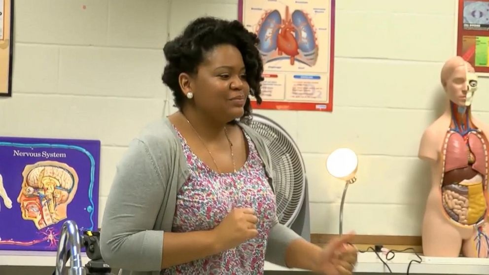 Giao vien My hat rap day hoc sinh ve he tuan hoan hinh anh