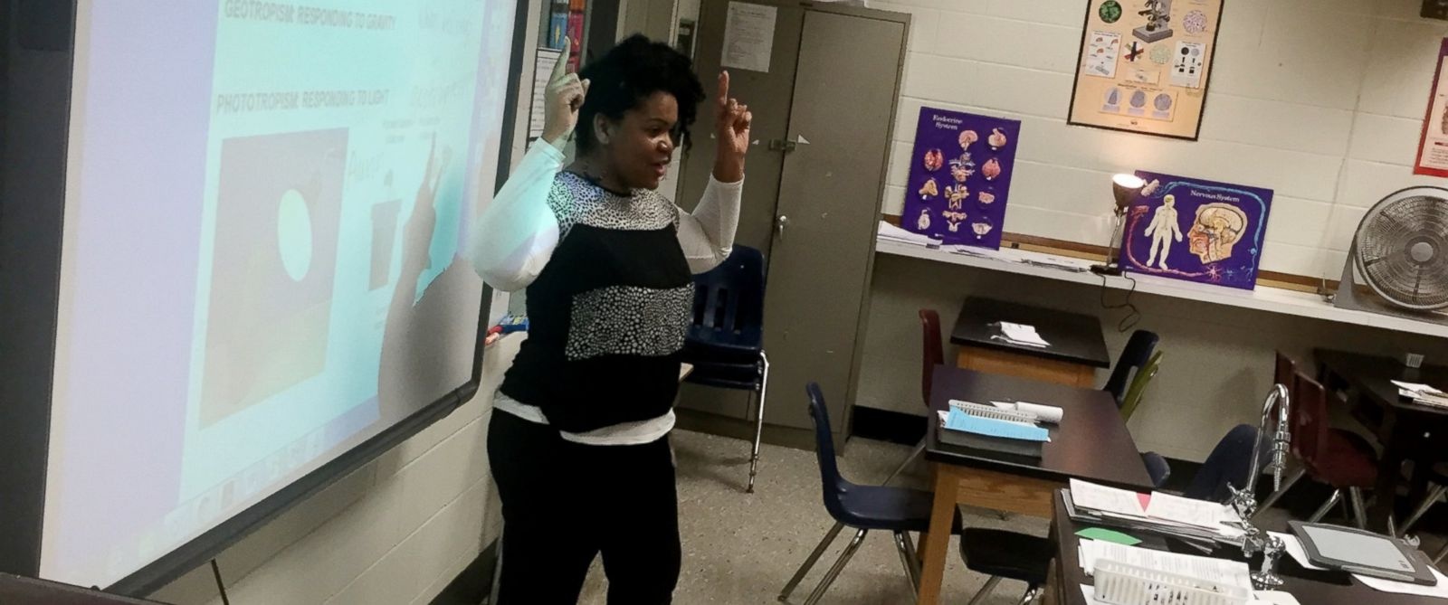 Bai hat ve he tuan hoan cua co giao My hinh anh