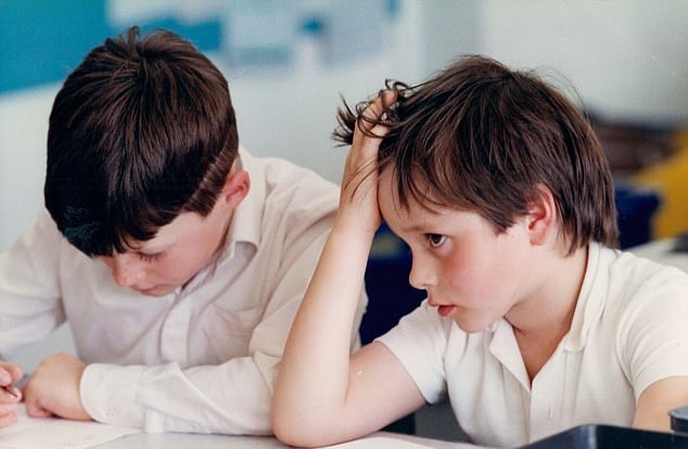 Hoc sinh Anh sap khong phai lam bai kiem tra hinh anh