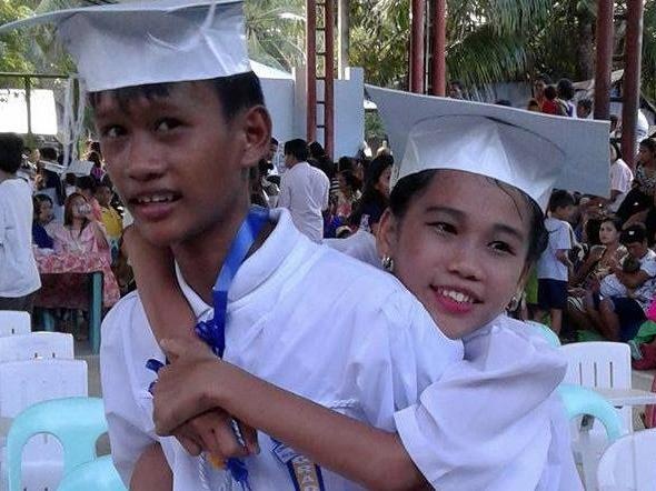 Su that ve cap anh em chenh 2 tuoi nhung tot nghiep cung ngay hinh anh