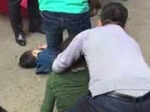 Bat chuoc phim hoat hinh, cau be nhay tu tang 5 xuong dat hinh anh