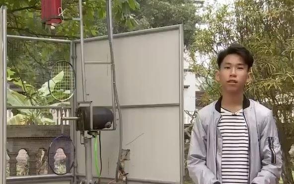 Nam sinh lop 9 sang che may ho tro tap cau long hinh anh