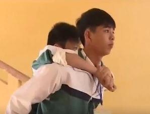 Bo truong GD&DT khen ngoi hoc sinh 8 nam cong ban den truong hinh anh