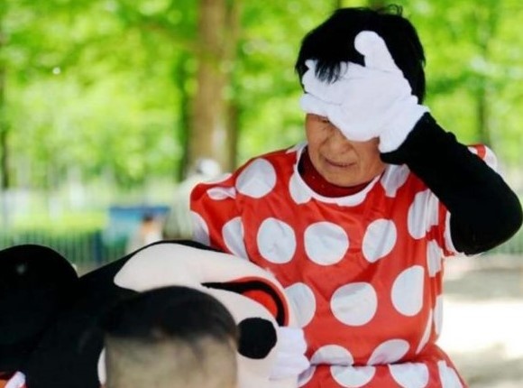 Me chong 'hoa chuot' de kiem tien chua benh cho con dau hinh anh