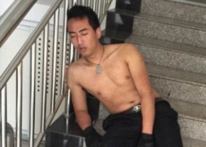 Nam canh sat kiet suc, ngu quen o cau thang sau khi cuu nguoi hinh anh