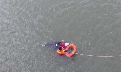 cảnh sát ngủ quên sau khi cứu người ảnh 2 canh sat ngu quen sau khi cuu nguoi anh 2