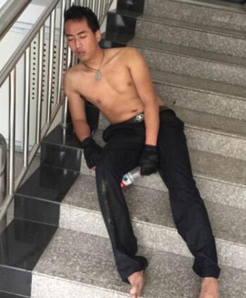 cảnh sát ngủ quên sau khi cứu người ảnh 1 canh sat ngu quen sau khi cuu nguoi anh 1