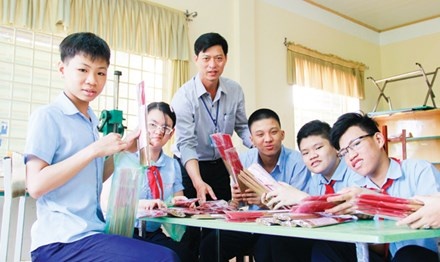 thầy đi xin đồ cho trò  ảnh 1 thay di xin do cho tro anh 1