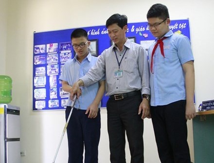 thầy đi xin đồ cho trò  ảnh 2 thay di xin do cho tro anh 2