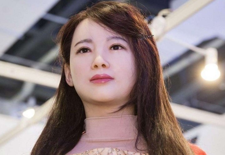 Kha nang noi tieng Anh cua 'nu than robot' gay tranh cai hinh anh