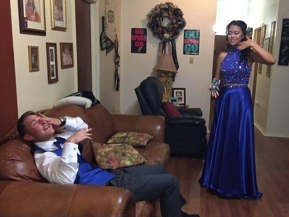 Anh 9X bat khoc khi thay ban gai mac vay da hoi 'gay bao' mang hinh anh