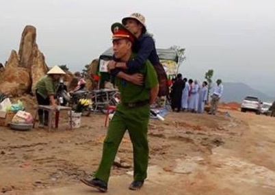 nam cảnh sát cõng người lên núi ảnh 2 nam canh sat cong nguoi len nui anh 2