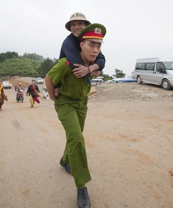 nam cảnh sát cõng người lên núi ảnh 1 nam canh sat cong nguoi len nui anh 1