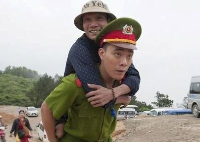 Nam canh sat cong nguoi dan ong cut 2 chan len nui hinh anh