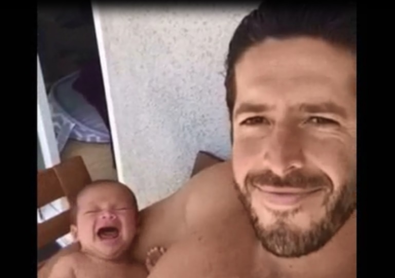 Em be nin khoc sau 2 giay nghe am thanh dac biet tu cha hinh anh