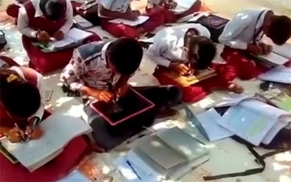 Hoc sinh viet duoc ca hai tay cung mot luc hinh anh