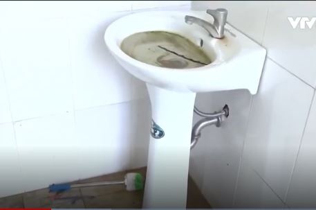 nha ve sinh truong hoc ban anh 1