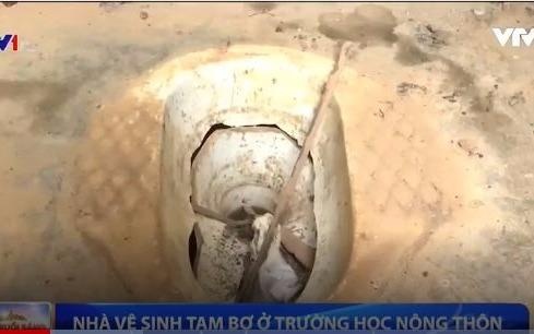 Nha ve sinh ban, nhieu hoc sinh mac benh do nhin tieu hinh anh