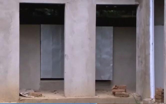 Hoc sinh khong dam di tieu o truong vi nha ve sinh qua ban hinh anh