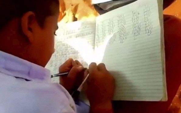 Ngoi truong co tat ca hoc sinh viet duoc bang hai tay hinh anh