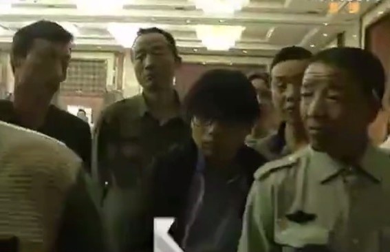 Chu re thue 200 nguoi la gia lam khach tham du dam cuoi hinh anh