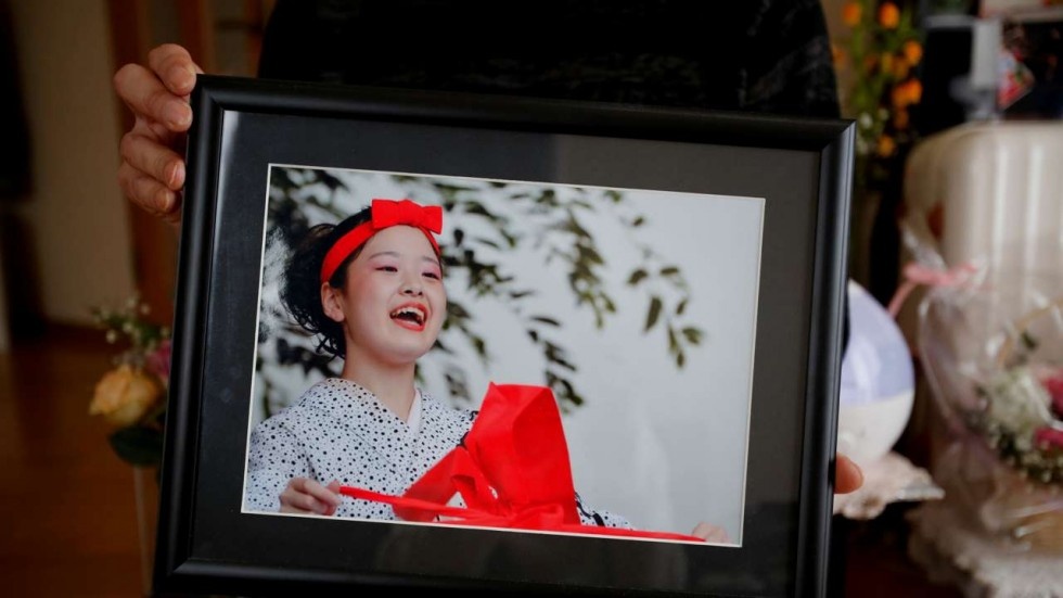 Nu sinh Nhat Ban nhay vao doan tau sau mot nam bi bat nat o truong hinh anh