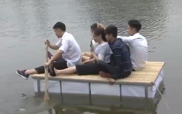 Hoc sinh thiet ke giuong cuu sinh noi tren mat nuoc hinh anh