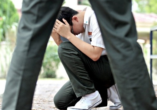 Khuyen ban ngung hit keo, nam sinh bi ep uong thuoc doc hinh anh