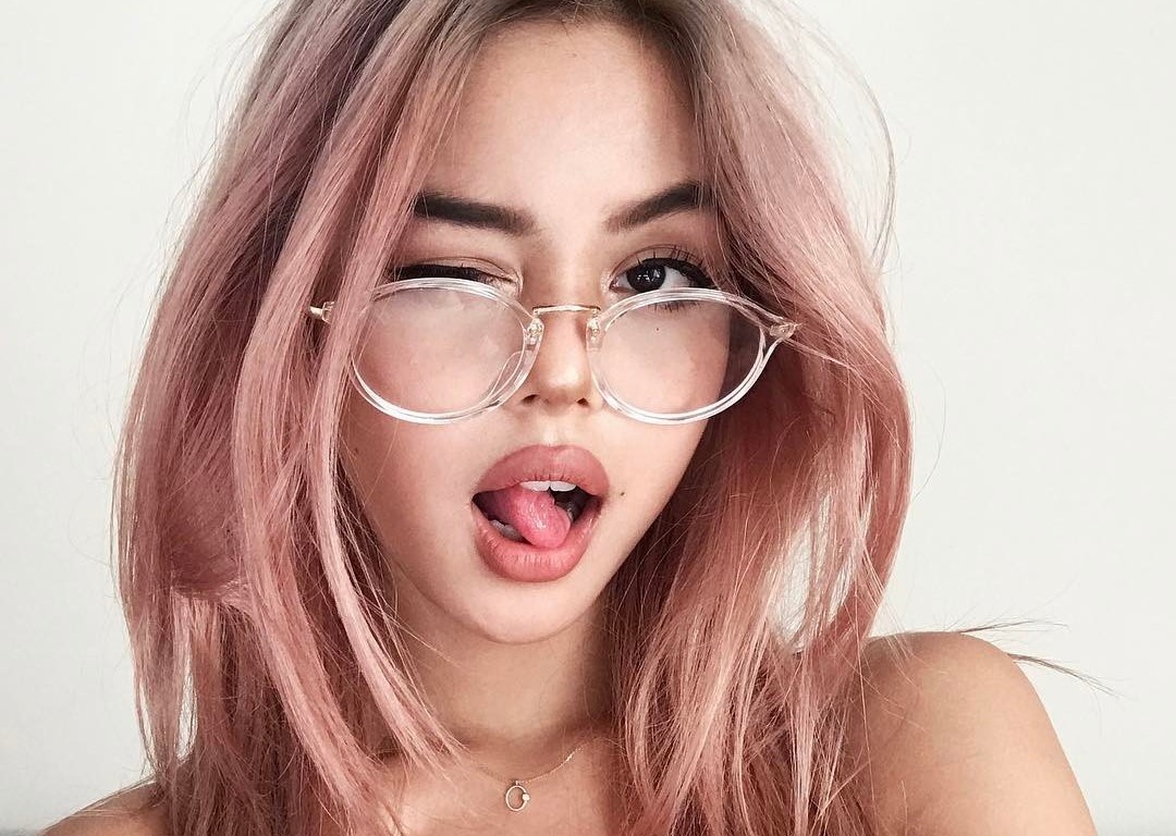 Lily Maymac quyen ru trong clip quang cao son moi hinh anh