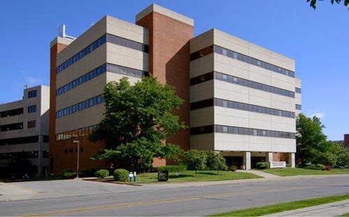 Sinh vien My chui vao ong thong gio, an trom de thi hoc ky hinh anh