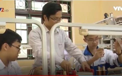 Xe lan dieu khien bang cu chi dau danh cho nguoi khuyet tat hinh anh