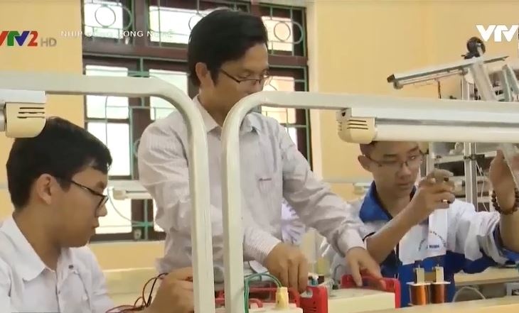 hoc sinh sang che xe lan anh 1