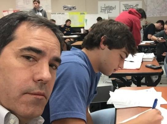 Con noi chuyen trong lop, cha ngoi cung ban de 'dan mat' hinh anh