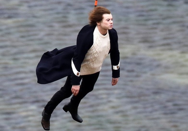 Harry Styles bat ngo tro thanh 'nan nhan' che anh tren mang hinh anh