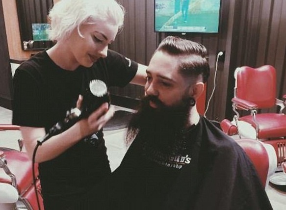 Co gai xinh dep tro thanh tho cat toc noi tieng o tuoi 19 hinh anh