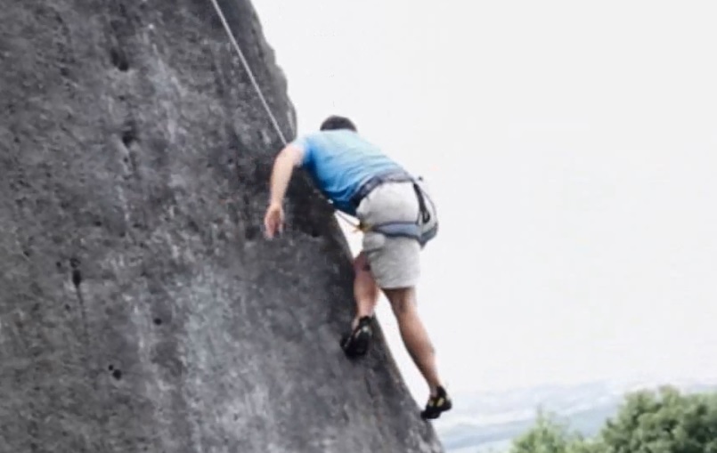 Nha leo nui khong can dung tay hinh anh