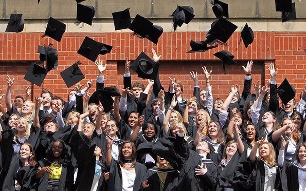 Truong dai hoc Anh cam sinh vien nem mu trong le tot nghiep hinh anh