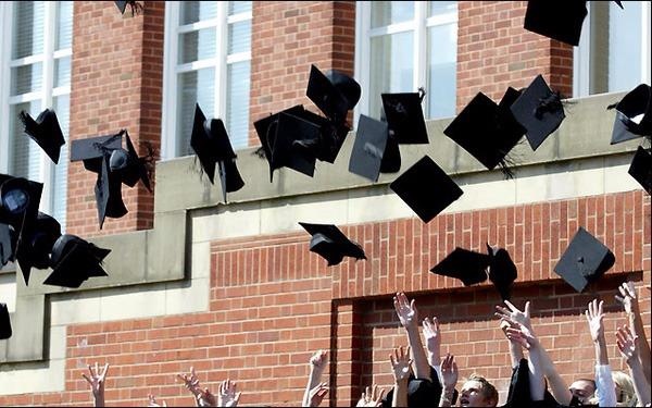 Nem mu cu nhan tai le tot nghiep co the gay nguy hiem hinh anh