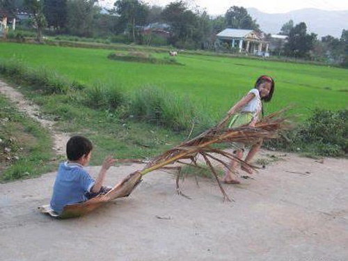 Tre em thich thu choi keo mo cau hinh anh