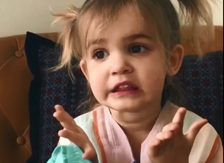 Be gai than phien khi cha me tiet kiem hinh anh