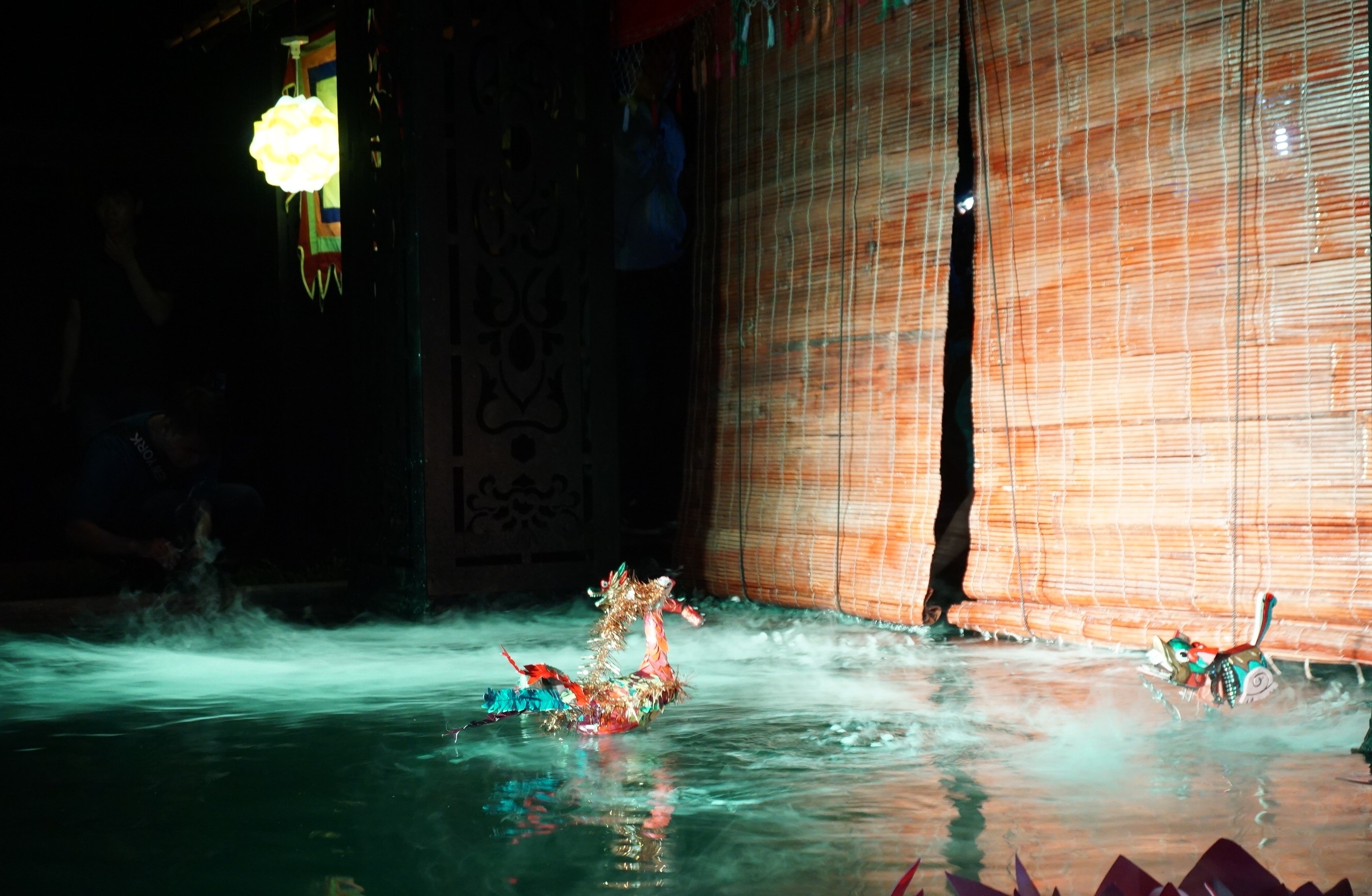 Robot trinh dien mua roi nuoc hinh anh