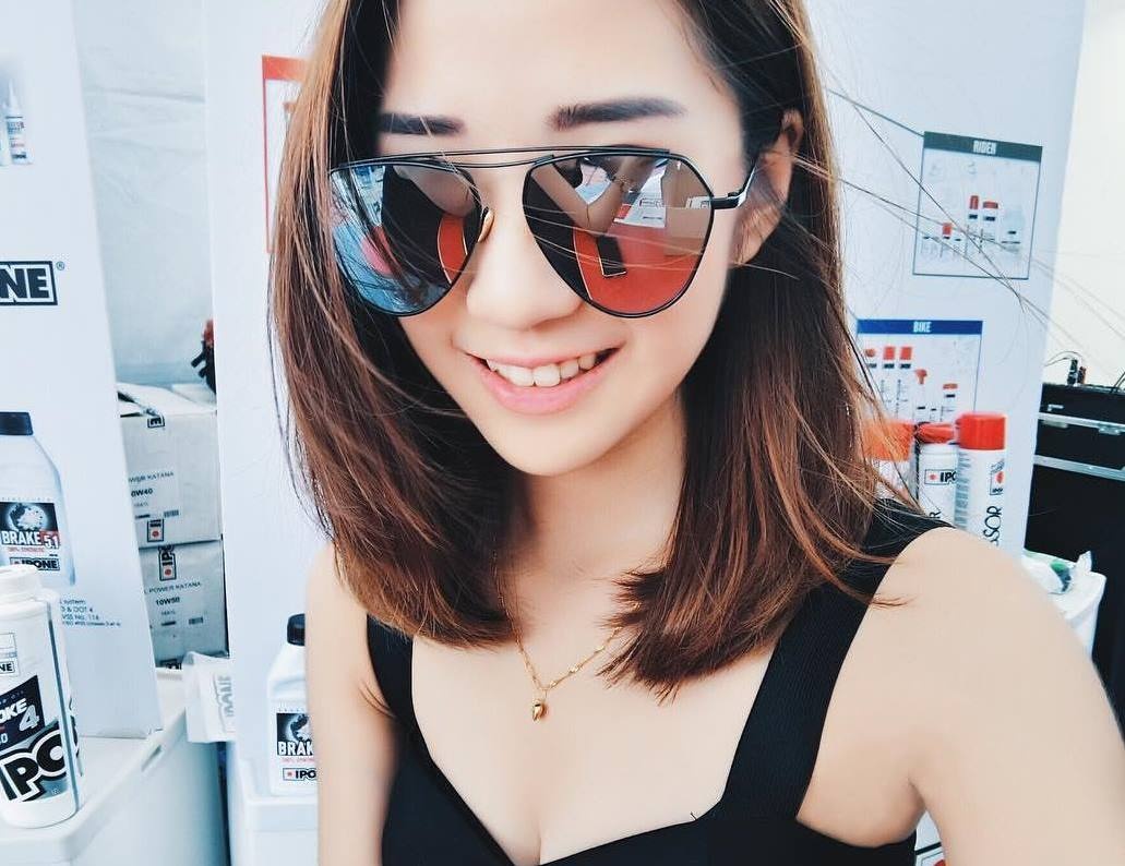 Nu nhan vien phuc vu bat ngo noi tieng vi xinh nhu hot girl hinh anh
