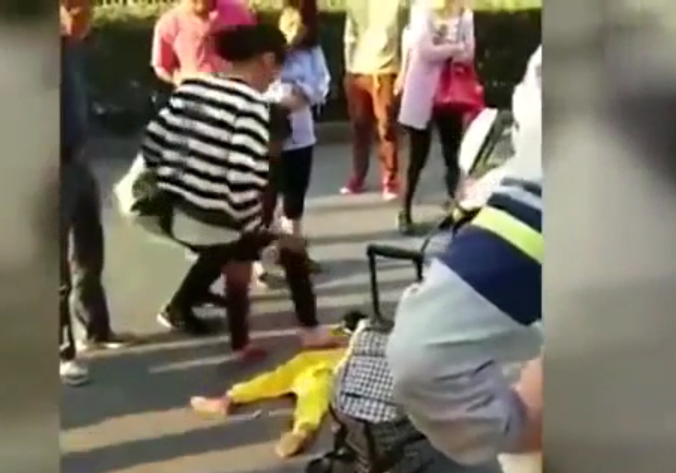 Khong xin duoc viec, me tuc gian giam len lung con gai 2 tuoi hinh anh