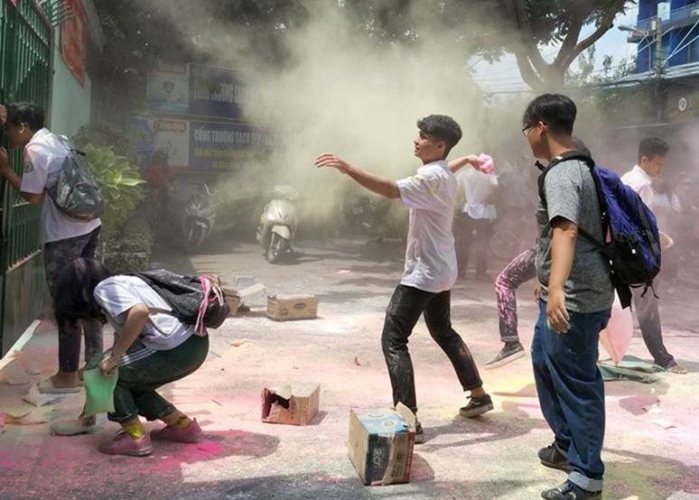 Hoc sinh lop 12 o Sai Gon nem bot mau vao truong ngay chia tay hinh anh