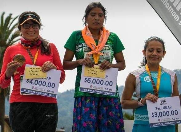 Mac vay, di dep le, co gai van ve nhat trong cuoc thi chay 50 km hinh anh