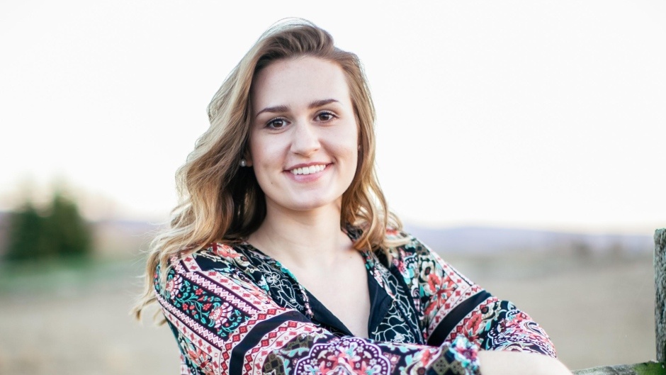 nu sinh bi ky luat vi mang thai anh 1